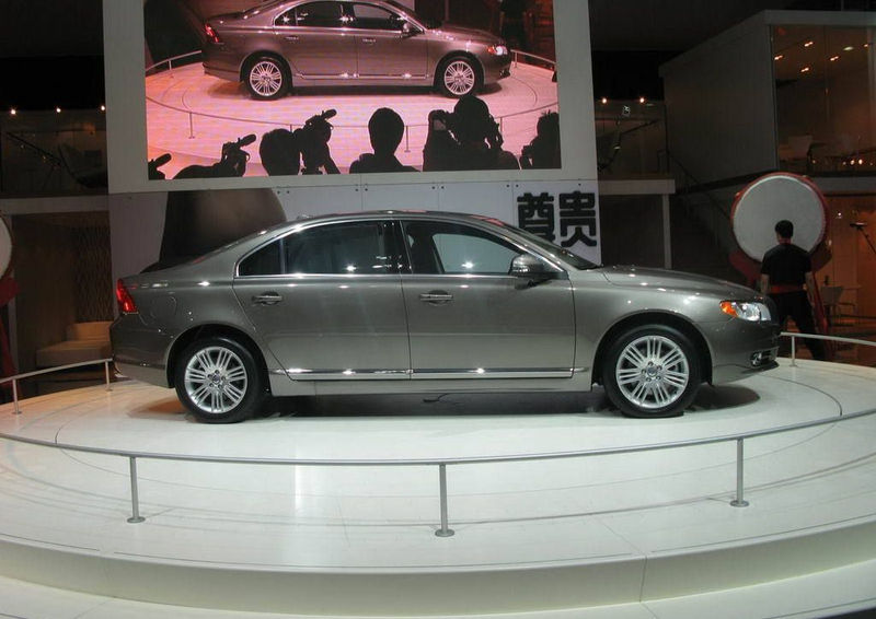 Illustration for article titled Volvo S80L: Longer, with More Chinese Characters!